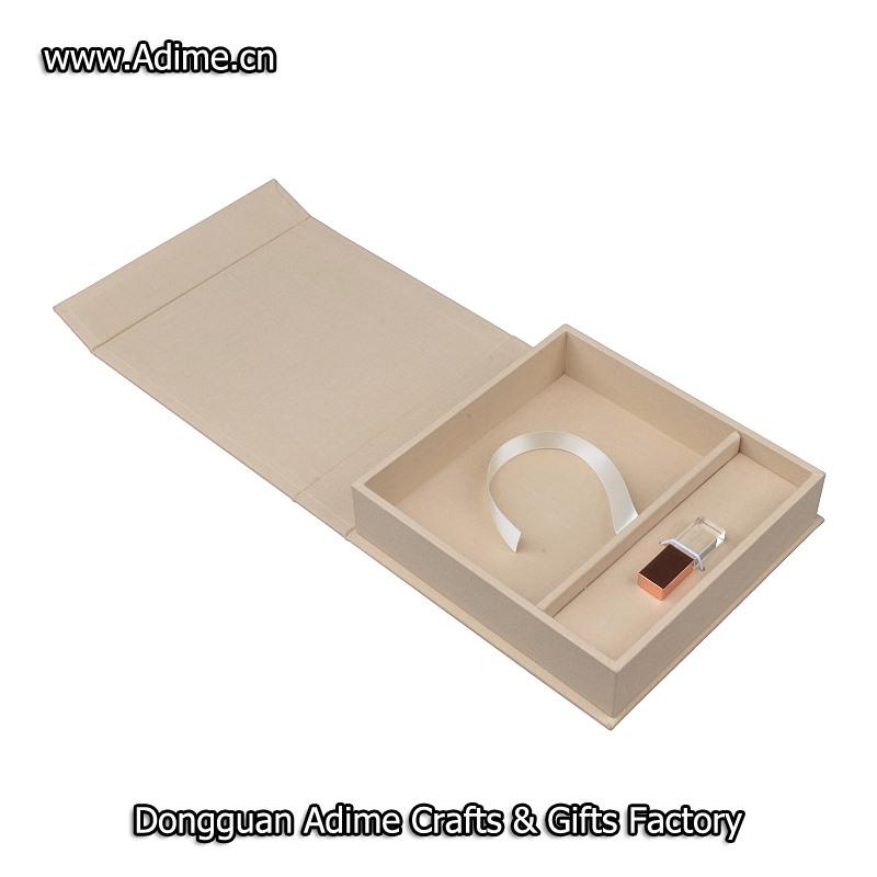 Line Prints Box with USB Divider